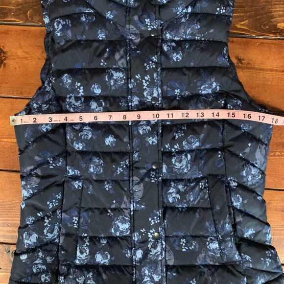 Gap Blue Floral Women's Small Quilted Puffer Full Zip Snap Overlay Chic Vest EUC - Picture 11 of 14